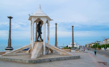 mahatma gandhi statue in pondicherry